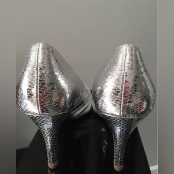 Adrianna Papell
Silver Metals,Fergie Peep Toe Pumps
Size: US 8.5 - Picture 5 of 5